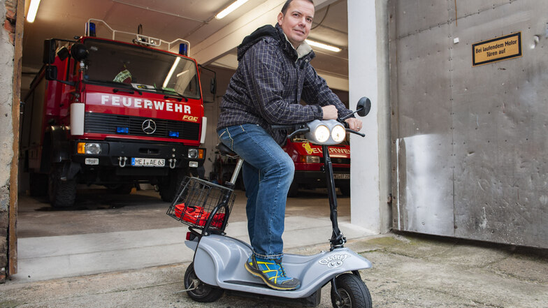 Sven Menzel mit seinem Charly-Elektroroller vorm Dobraer Feuerwehrgerätehaus.