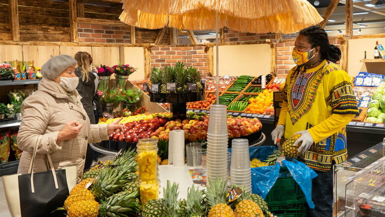 Rama schneidet im neuen Edeka-Markt im Bautzener Stadtteil Oberkaina Obst für die Kunden auf.