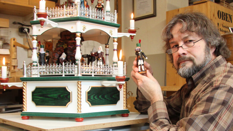 Der Bischofswerdaer Steffen Kaiser ist Holzspielzeugmachermeister. Seine fünfstöckigen Pyramiden sind auch bei Kunden in Amerika und Japan gefragt.
