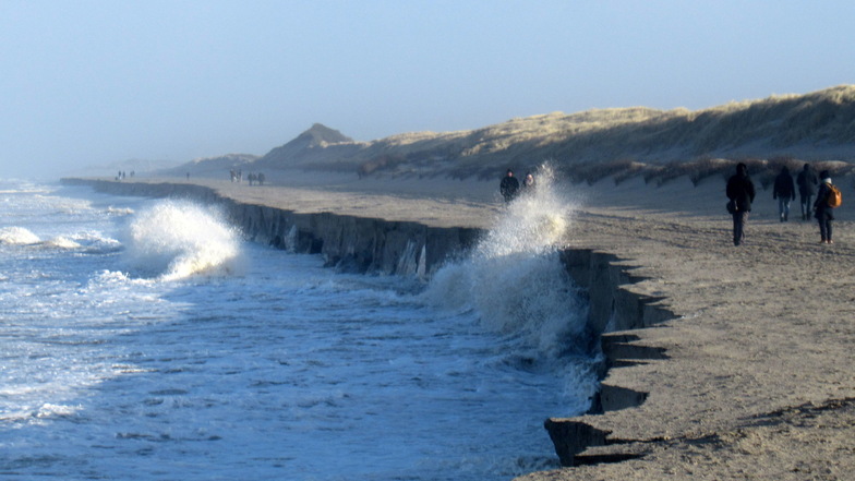 Langeoog: Sturmfluten führen auf der Insel Langeoog zu sichtbaren Sandverlusten am Strand.