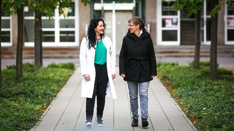 Einen schweren Weg sind Heike Wetzig (r.) als Patientin und Professorin Pauline Wimberger zusammen gegangen. Hoch spezialisierte Medizin hat der an Krebs erkrankten am Uniklinikum das Leben gerettet.