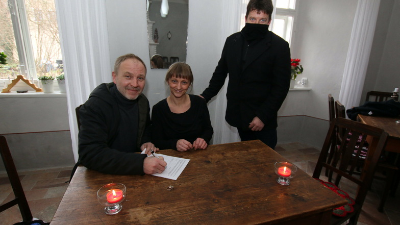 Im Gästehaus „Zum Pfarrlehen“ in Wendishain kann zukünftig geheiratet werden. Thomas Schmidt und Diana Berger-Schmidt sowie Bürgermeister Ronald Kunze haben den Vertrag unterzeichnet.