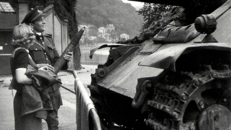 Ein tschechoslowakischer Offizier posiert im Mai 1945 mit seiner Freundin in Decin (Tetschen) vor einem Jagdpanzer der Wehrmacht.