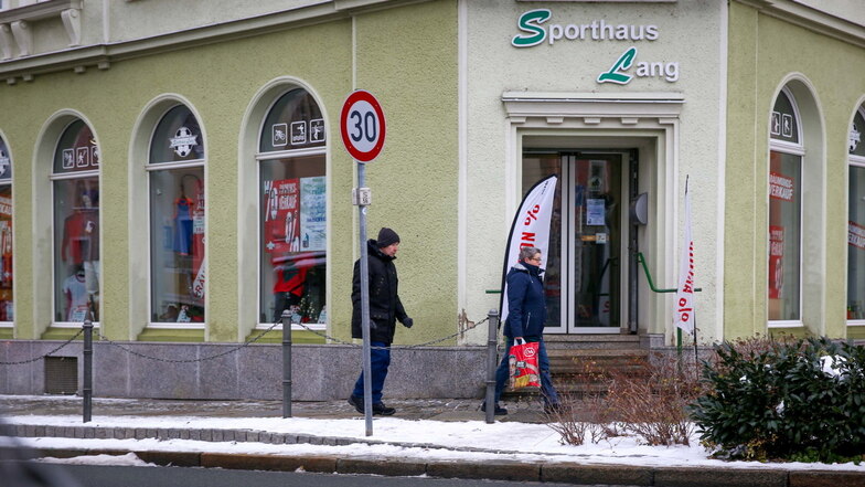 Das Sporthaus Lang gehört zum Stadtbild von Pulsnitz. Jetzt schließt das Geschäft.