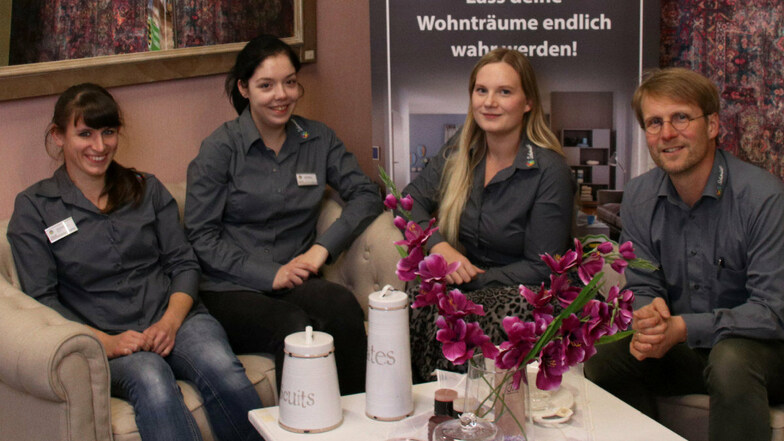 Holger Schmidt mit seinen neuen Mitarbeiterinnen: Lucia Voet, Sarah Niemann, Lisa Haschker (v.r.n.l.).