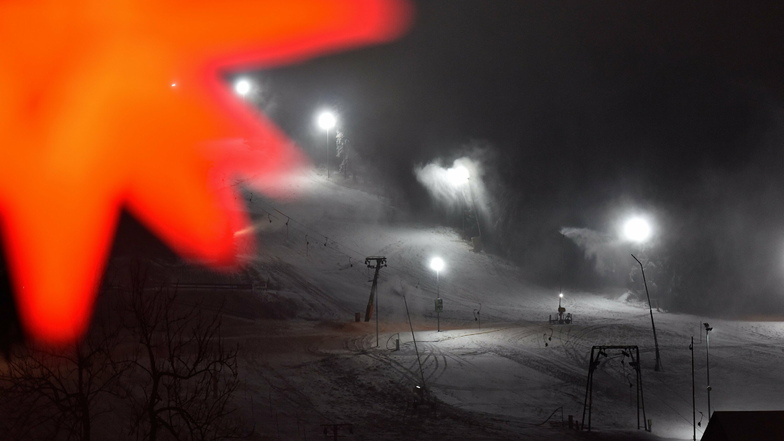 Drei Nächte lang waren die Schneekanonen auf dem Altenberger Skihang in Betrieb.