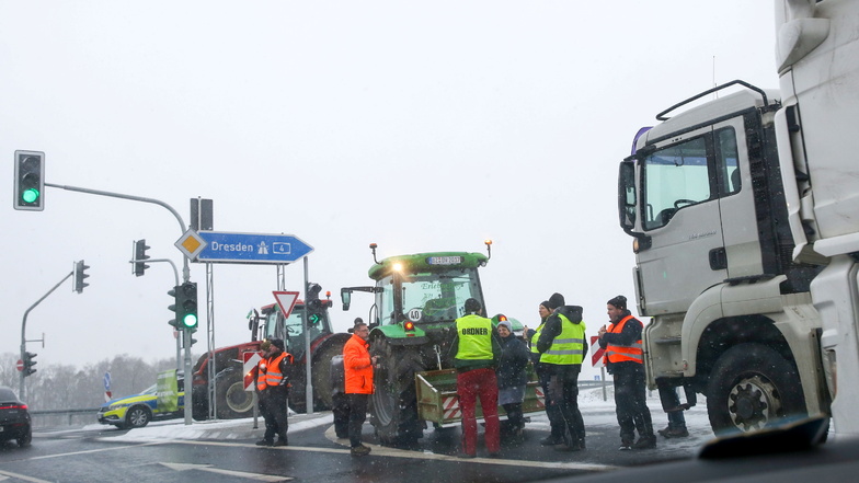 Auch die Autobahnauffahrten in Pulsnitz waren am Freitagvormittag blockiert.