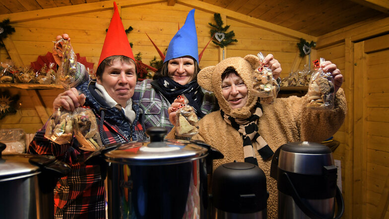 Sollte es 2020 einen Weihnachtsmarkt in Leisnig geben, sind Mitstreiter des Schulvereins „Peter Apian“ – wie hier Manuela Stamler, Manuela Konzok und Petra Jäger (von links) – mit Sicherheit wieder mit dabei.