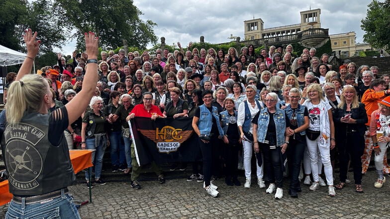 Alle Ladies of Harley beim Fototermin zur Schlössernacht in Potsdam. In der ersten Reihe mit dem roten T-Shirt Organisatorin Mary Mölder.