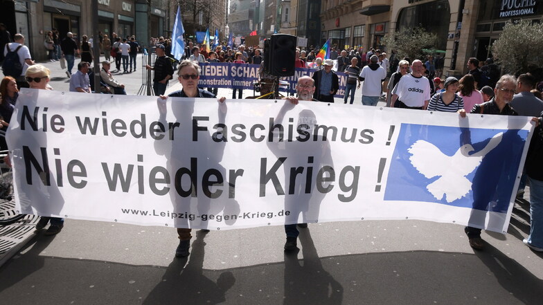 Mehrere hundert Menschen sind am Samstag dem Aufruf einer Initiative "Leipzig gegen Krieg" gefolgt und durch die Innenstadt gezogen.