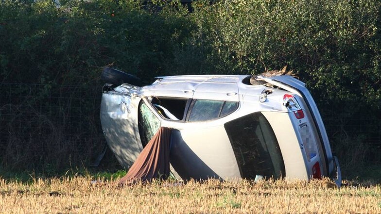 Ein Bauer hat am Montagmorgen ein Unfallauto auf einem Feld gefunden.