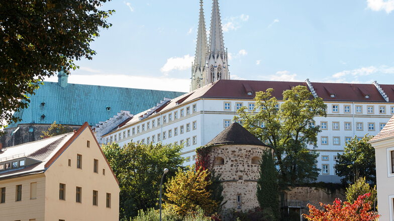 Das Studentenwohnheim Vogtshof steht mitten in der Görlitzer Altstadt, direkt neben der Peterskirche.