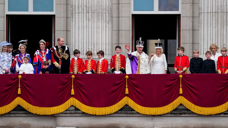 König Charles III. (6.v.r) und Königin Camilla (5.v.r) stehen mit Lady Louise Windsor (l-r), Sophie, Herzogin von Edinburgh, Prinzessin Charlotte, Kate, Prinzessin von Wales, Prinz Louis, William, Prinz von Wales und Prinz George auf dem Balkon des Buckin