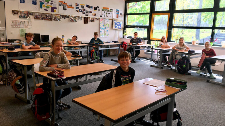 Endlich wieder fast richtig Schule. Die 4. Klassen durften am Mittwoch auch in Radeburg zurück in die Schule. Allerdings mit ungewohnten Auflagen und Einschränkungen.