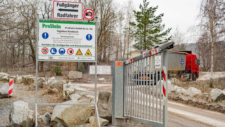 Einfahrt zum Steinbruch im Elstraer Ortsteil Kindisch. Das Unternehmen wollte hier bis 2072 Granit abbauen. Dies wurde vom Oberbergamt abgelehnt.