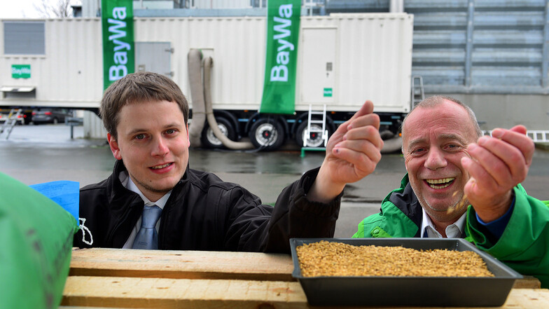 Clemens Voigt (l.) und Gunter Frohs stehen vor der neuen Container-Anlage zur Saatgutaufbearbeitung der Baywa in Hainichen.
