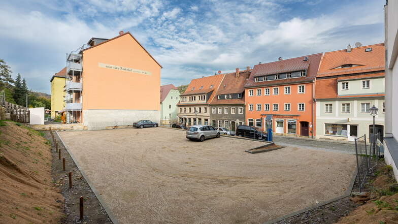 Aus Brache wird Parkplatz: In der Baulücke an der Pirnaer Straße 21/23 ist ein neuer Parkplatz für bis zu 21 Pkw entstanden, der ebenfalls gebührenpflichtig ist.