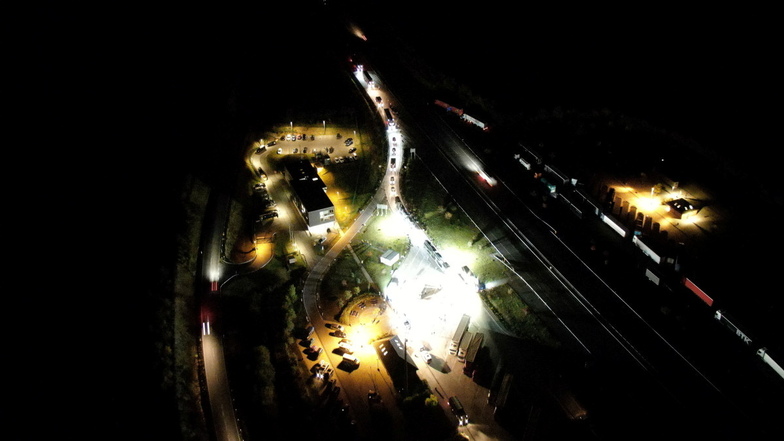 Die Grenze ist wieder da: Seit dem 16. Oktober, hier ein Luftbild aus den Abendstunden, wird der Einreiseverkehr auf der A17 am Parkplatz Heidenholz kontrolliert.