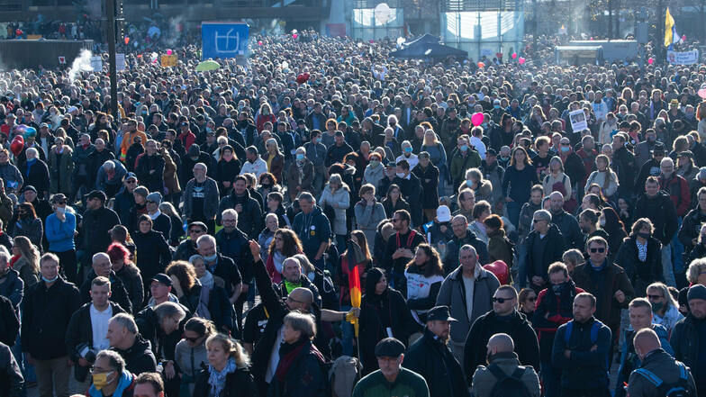 Tausende Teilnehmer der Demonstration der Stuttgarter Initiative ·Querdenken· stehen auf dem Augustusplatz.