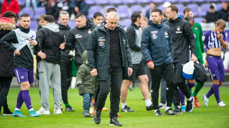 Gesenkte Köpfe: Aues Trainer Pavel Dotchev (M.) geht nach Abpfiff mit Betreuern und Spielern des FC Erzgebirge enttäuscht über den Platz.