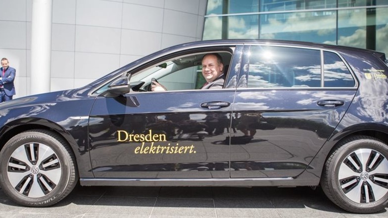 Oberbürgermeister Dirk Hilbert hat im Juni seinen E-Golf in Empfang genommen. Künftig soll es für das Rathaus noch deutlich mehr Elektroautos geben.