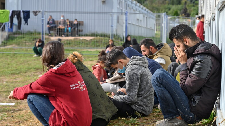 Migranten an der Erstaufnahmeeinrichtung für Asylbewerber des Landes Brandenburg: Auch in Sachsen hat sich die Flüchtlings-Situation verschärft.