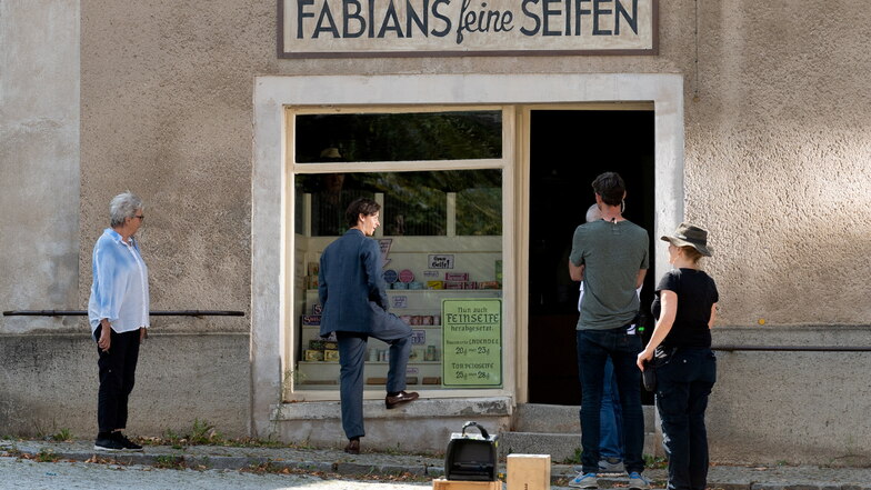 Schauspieler Tom Schilling kam für die Dreharbeiten nach Bautzen. Hier steht er vor den Schwesternhäusern im Ortsteil Kleinwelka, die im Film Fabians Elternhaus darstellen.