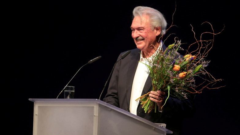 Zum Abschluss seiner Dresdner Rede erhält Jean Asselborn viel Applaus – und einen Blumenstrauß.