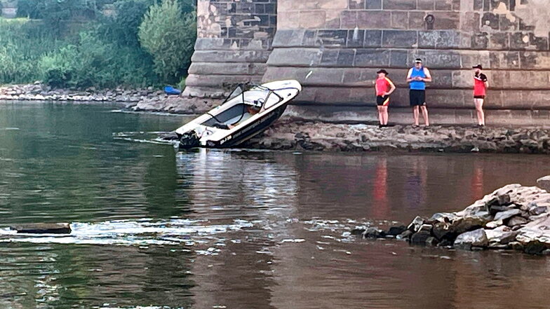 Aus bisher ungeklärten Gründen kollidierte ein 62-Jähriger am Sonntag mit der Pirnaer Stadtbrücke.