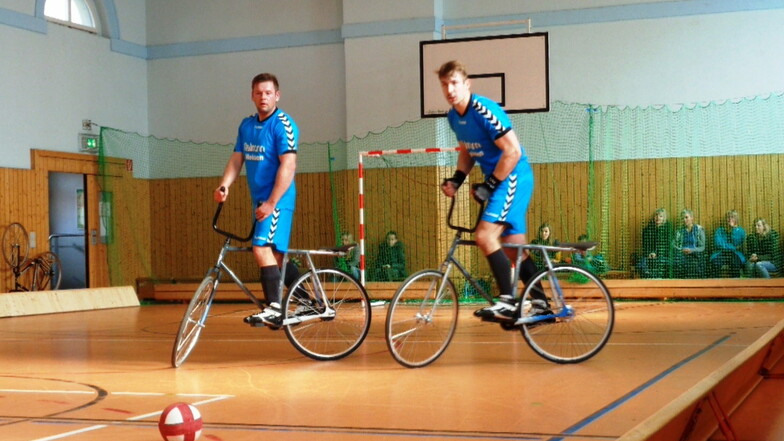 Frank Engelmann (li.) und Elias Zschörper spielen in der Verbandsliga der Radballer. Wegen Corona haben sie seit einem Vierteljahr nicht mehr gemeinsam auf dem Parkett gestanden.