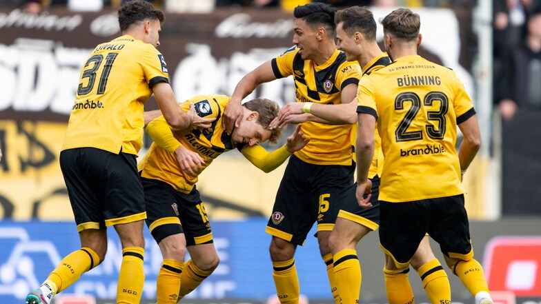 Der Jubel kennt nach dem sensationellen Treffer zur Führung bei Dynamo kaum Grenzen: Luca Herrmann feiert mit seinen Teamkollegen das kuriose Tor zum 1:0 für Dynamo.