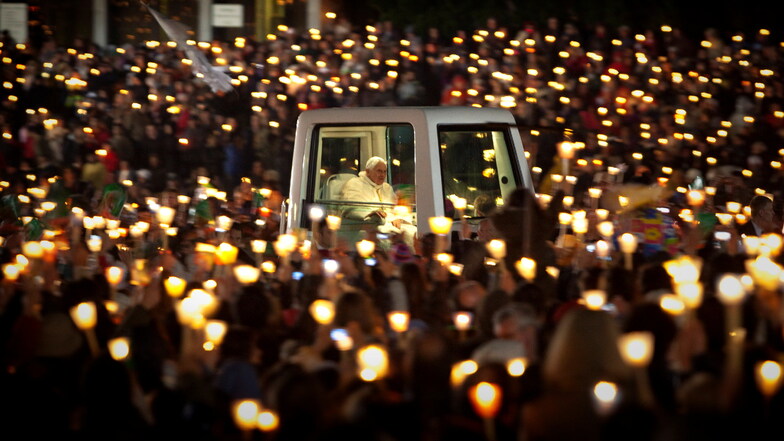 12.05.2010:: Papst Benedikt XVI. fährt im Papamobil, als er das Heiligtum von Fatima in Portugal verlässt.