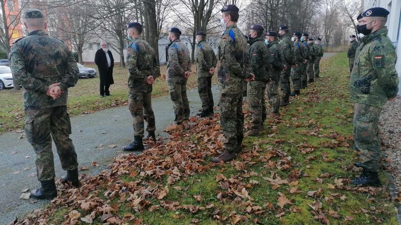 Landrat Bernd Lange begrüßte die 25 Soldaten am Landratsamt in Zittau.