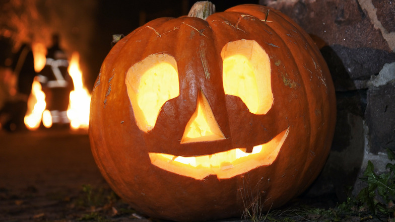 Der Kürbis steht symbolisch für Halloween - und jeder kann ihn selbst aushöhlen und schnitzen.