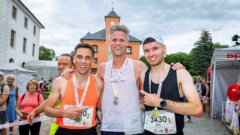 Strahlender Gewinner: Peter Frohnwieser (Mitte) war der Schnellste beim Festungslauf, gefolgt von Tim Koritz (li.) und Jan Peterzelt (re.).