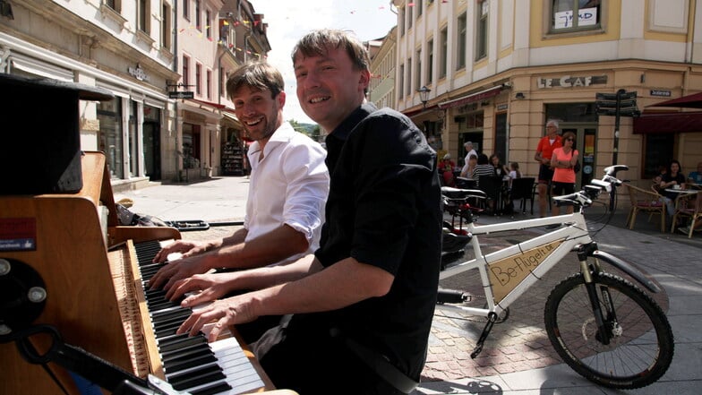 Andreas Güstel (re.) und Julian Eilenberger, die Extrempianisten von Be-Flügelt, spielen in der Pirnaer Innenstadt.