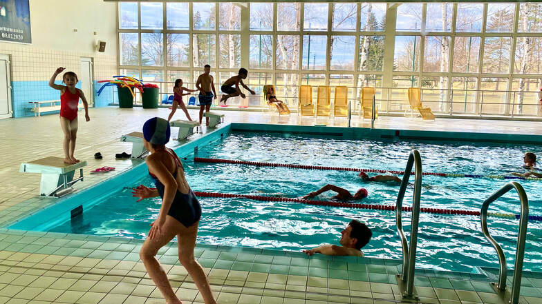 Hochbetrieb in der Hirschfelder Schwimmhalle: Die Halle wird von vielen Gemeinden für den Schwimmunterricht der Grundschulen genutzt.