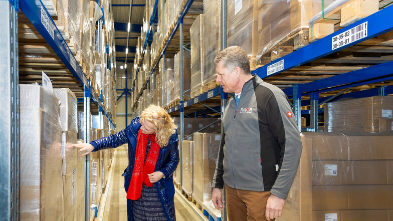 Warenlager mit Nummern und Strichcodes: Spediteur Tino Bauer zeigt Sachsens Wirtschafts-Staatssekretärin Ines Fröhlich die Stellplätze für Verpackungsmaterial.
