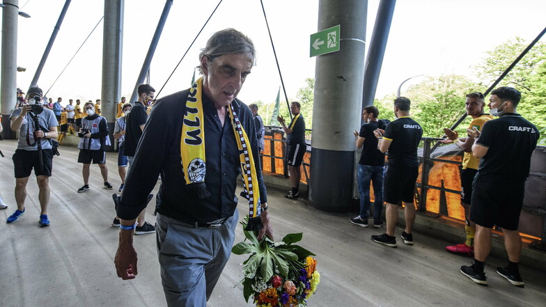 Beim Spiel gegen den VfL Osnabrück Ende Juni 2020 bereiteten Mannschaft und Fans Ralf Minge einen emotionalen Abschied von Dynamo.