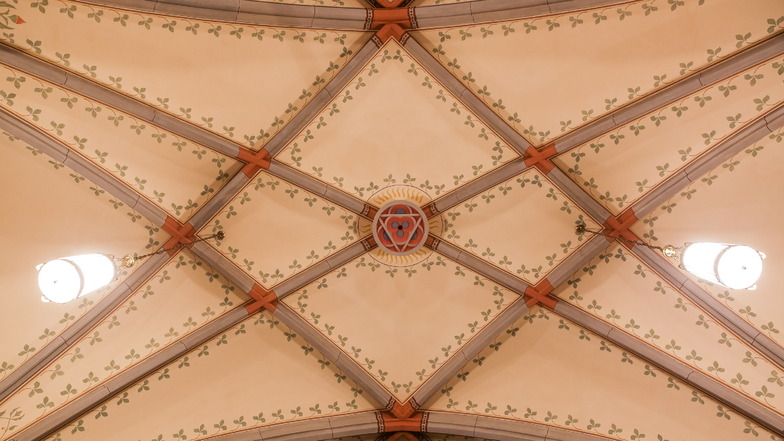 An den Gewölbedecken wurden die neogotischen Malereien freigelegt.