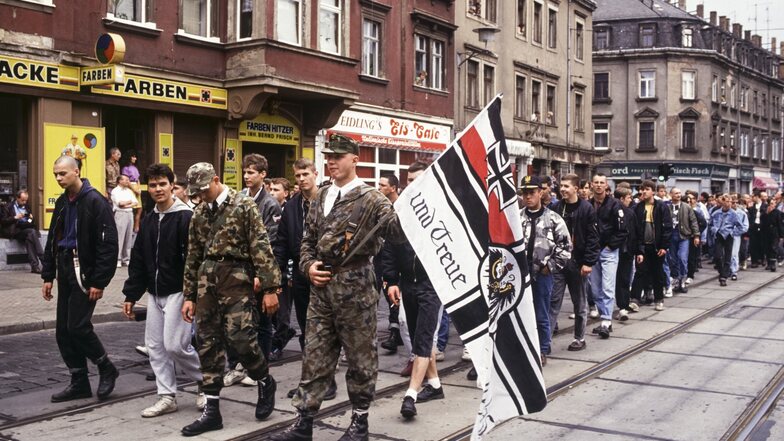 Neonazis marschieren 1991 durch Dresden. Als deren West-Kader in den Osten kamen, waren sie überrascht, wie viele „Kameraden“ es hier bereits gab.