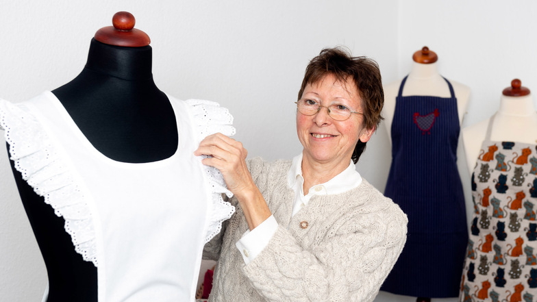 Mit Schürzen – nostalgischen wie im Vordergrund oder bunten und aus Blaudruck – startete Karin Mross durch, als sie 2008 ihre Manufaktur „Die Lade“ gründete. Seitdem kamen weitere Erzeugnisse hinzu.
