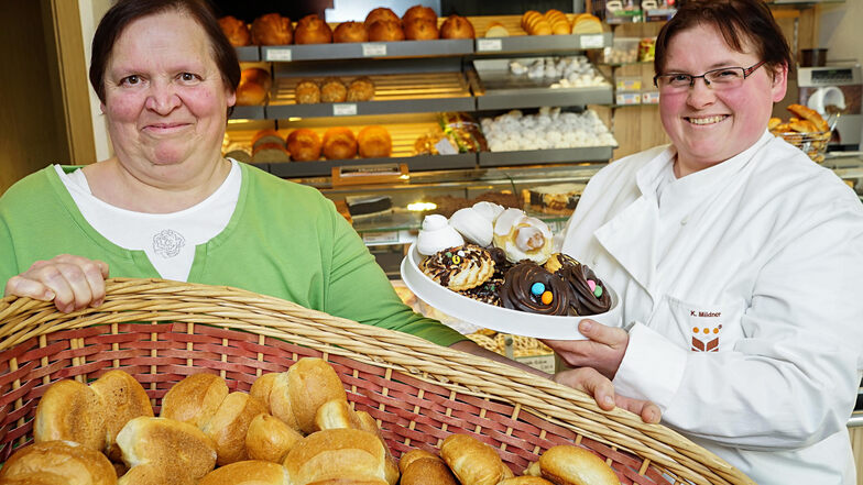 Ingrid (l.) und Kathrin Mildner führen die Bäckerei in Neschwitz. Den Brauch der Vogelhochzeit finden Mutter und Tochter gut, auch wenn sie keine Sorben sind. Das Gebäck für diesen besonderen Tag, den 25. Januar, bieten sie gern schon ab Anfang Januar an.