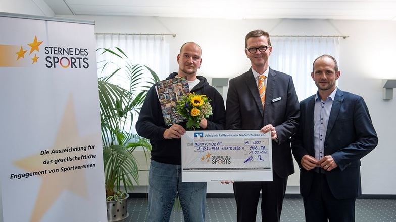 Für den 1. Görlitzer Karateverein nimmt Frank Schubert einen Scheck über 500 Euro entgegen.
