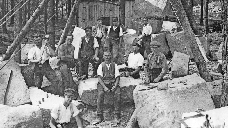 Dieses Gruppenfoto von Arbeitern im Oppacher Steinbruch „Karrete“, veröffentlicht im 2010 erschienenen Bildband „Oppacher Erinnerungen“, verdeutlicht die Schwere der Arbeit in der Oberlausitzer Steinindustrie.