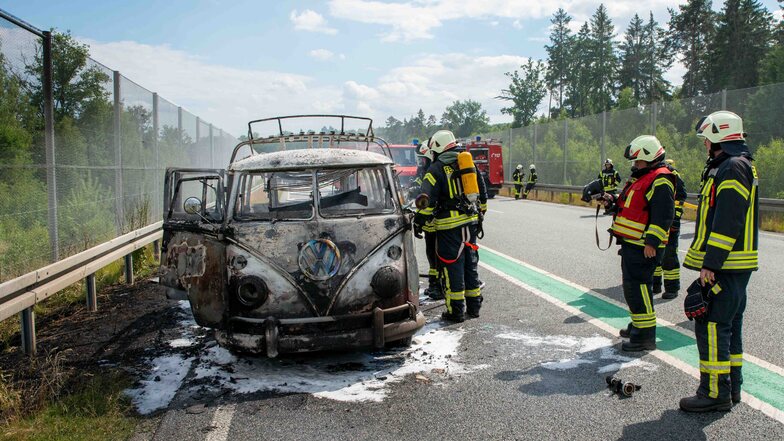 VW Bulli ausgebrannt: Deshalb war die B178 gesperrt