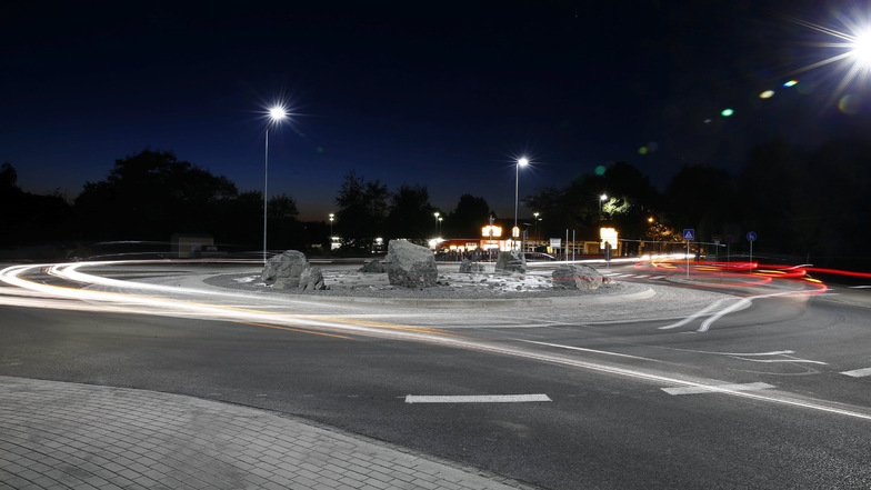 Kreisverkehr an der Einsteinstraße in Pirna: Neue Lampen für die Fußgängerüberwege.