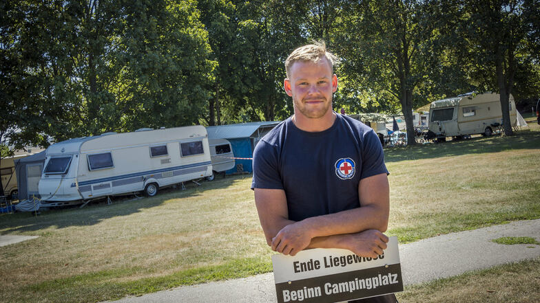 Jakob Hesse im Strehlaer Freibadgelände: Der Campingplatz ist ein Teil des Areals. Für Gäste hat das unter anderem den Vorteil, morgens, wenn noch keine Badegäste da sind, eine Runde schwimmen zu können.