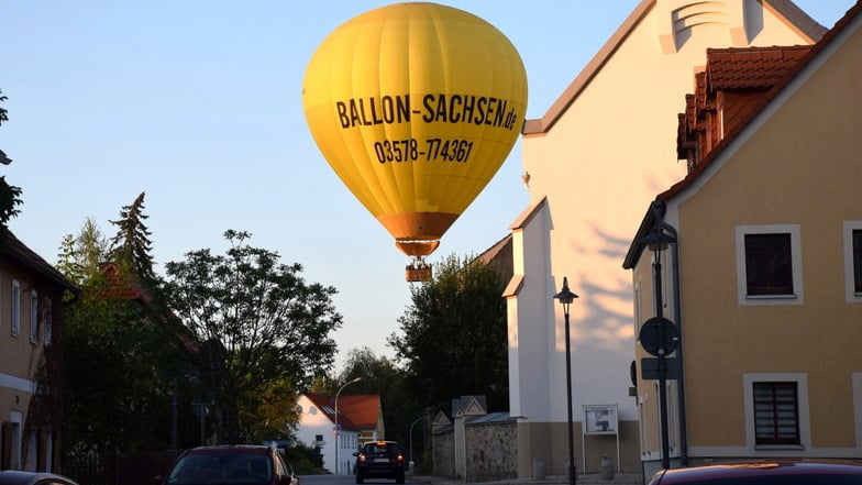 Die große Kugel schob sich an der katholischen Kirche St. Anna in Reichenbach vorbei und überquerte die Görlitzer Straße.