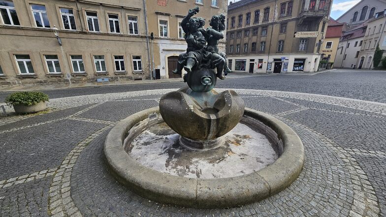 Der Brunnen der Marktfrauen am Klosterplatz in Zittau wird auch dieses Jahr ohne Wasser auskommen müssen.